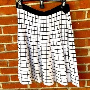 Beautiful skirt in white and black by Saks Fifth avenue